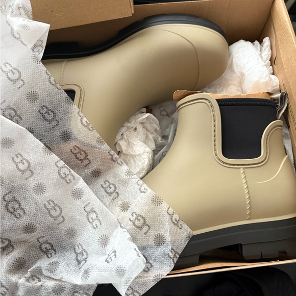 UGG Droplet Rain Boot - Picture 2 of 2